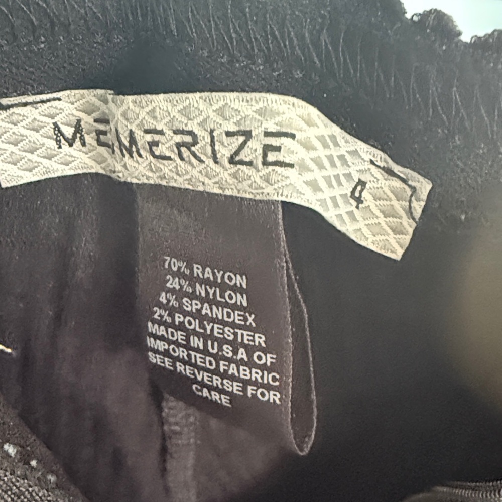 Memerize Women's Black Capris